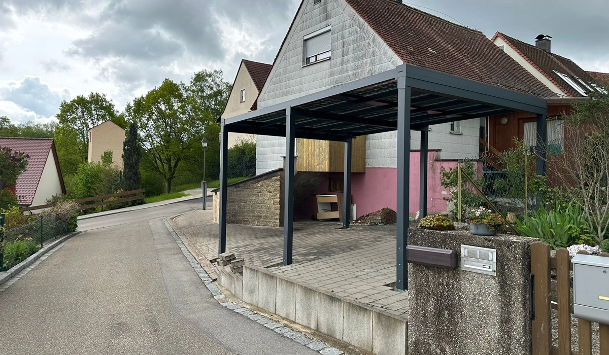 Carportbau in Hanglage in der Schweiz